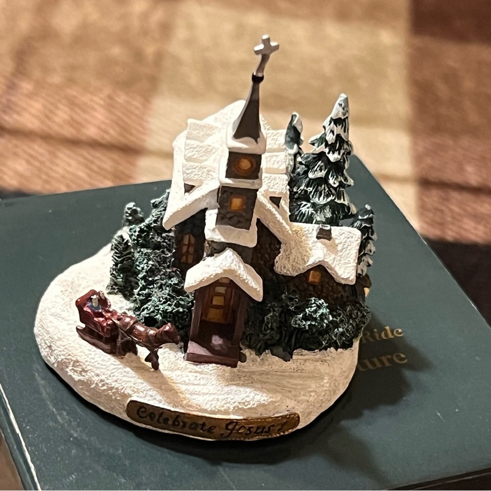 NIB 1999 vintage Thomas Kinkade Holiday snowy Village Scene- White and Green